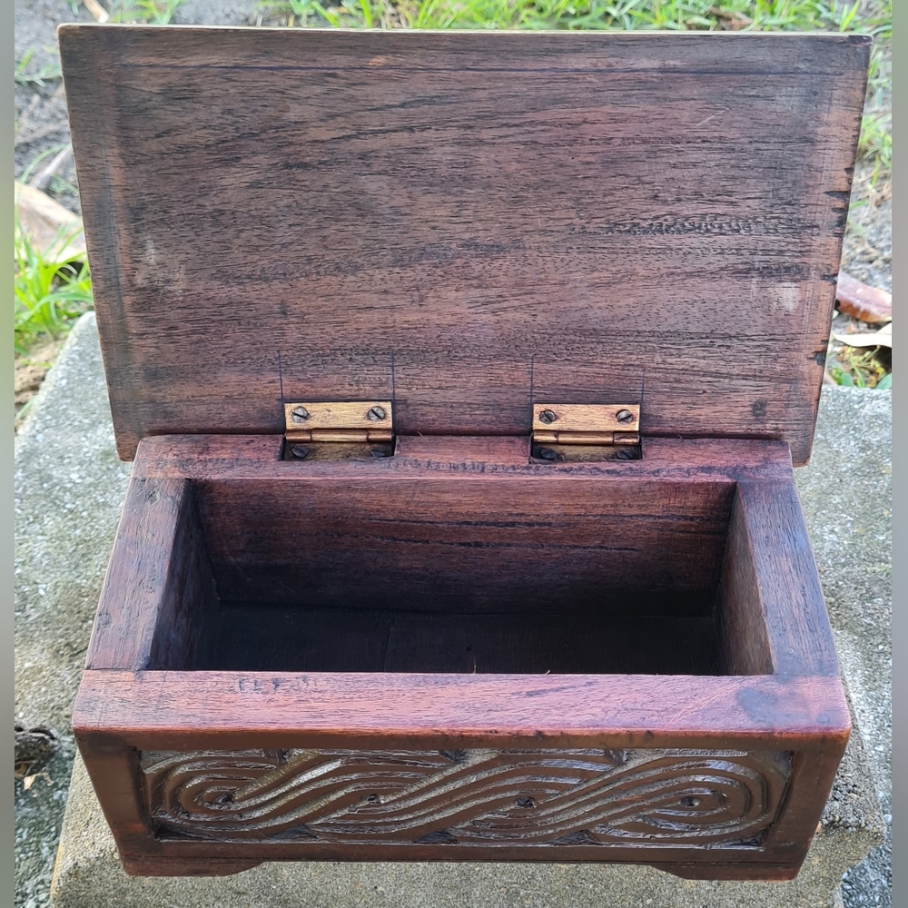 Hand Carved Jewelry box - Picture 4 of 7